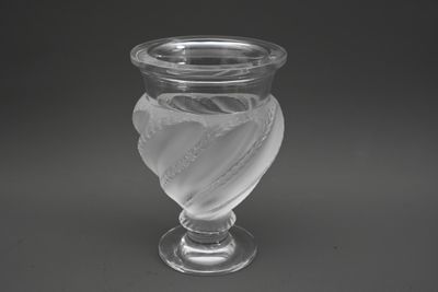 un vase en verre orné d'un motif en forme de cœur