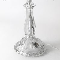 BACCARAT. Un candélabre en cristal moulé et pampilles en cri… (photo 4)