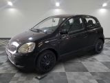la photo d'une petite voiture noire garée sur un sol en damier