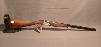un vieux fusil de chasse avec une poignée en bois et une poignée en bois