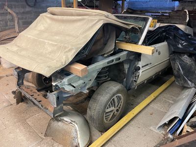 une photo d'une voiture en cours de construction dans un garage