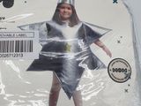 une photo d'un enfant portant un déguisement en papier d'aluminium