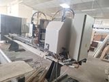 une image d'une machine qui travaille sur un morceau de bois