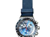 un gros plan d'une montre sur fond blanc, avec un bracelet bleu