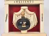 une horloge posée dans une boîte sur une table