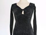 un pull noir sur un mannequin posé sur un pied de mannequin