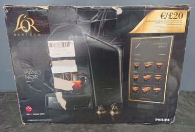 emballage d'une machine à café sur lequel figure une étiquette de prix