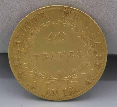 gros plan d'une pièce d'or sur une surface blanche