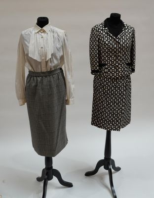 deux mannequins vêtus de noir et blanc, portant un chemisier et une jupe blancs