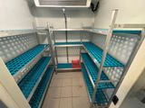 une petite pièce avec de nombreuses étagères