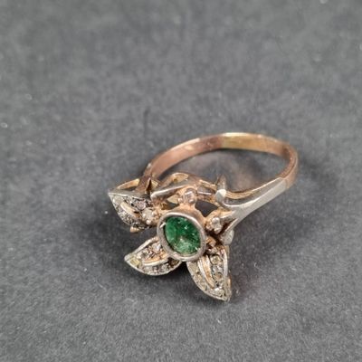Gros plan sur une bague contenant une pierre verte
