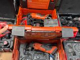 de nombreux outils qui traînent dans une boîte posée sur la table