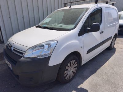 la camionnette blanche est garée devant un bâtiment