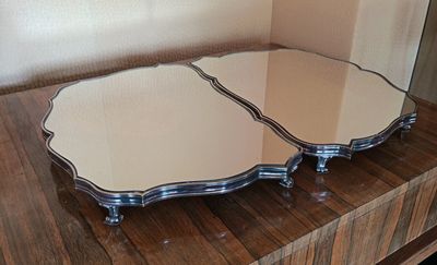 deux miroirs posés sur une table en bois