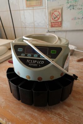 an iceberg machine sitting on a counter in a kitchen