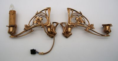 paire d'appliques murales anciennes en laiton avec fleurs et feuilles