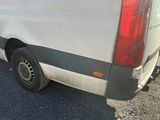 une camionnette blanche garée sur le bord de la route