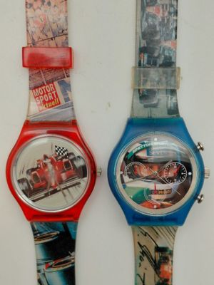 deux montres-bracelets aux motifs différents, posées sur un fond blanc
