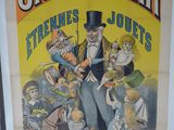 une vieille affiche représentant un homme coiffé d'un haut-de-forme, entouré d'autres personnes