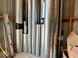 une pièce où se trouvent de nombreux conduits et outils