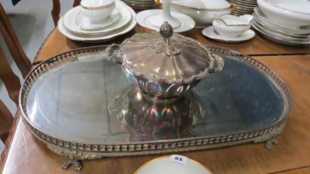Centre de table en bronze argenté à fond de miroir ovale piètemen...