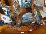 une maquette de voilier posée sur une table