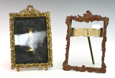 Réunion de deux cadres porte-photo en métal laqué marron de …
