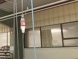 une grue suspendue au plafond d'un bâtiment