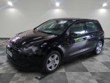 une photo d'une Volkswagen Golf noire dans un showroom