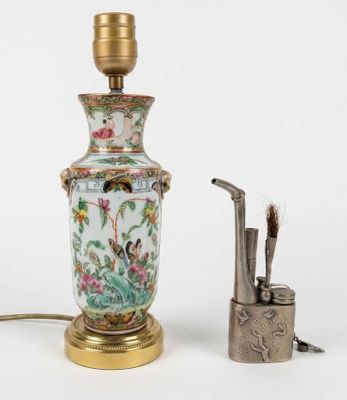 une lampe posée à côté d'un briquet