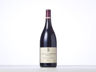une bouteille de vin rouge posée sur une table