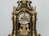 une horloge posée sur une table