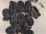 beaucoup de câbles et de fils noirs sur la table