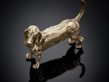 un gros plan d'une figurine de chien posée sur une surface noire