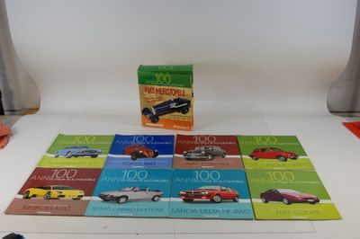 beaucoup de livres posés sur la table, avec une voiture devant eux