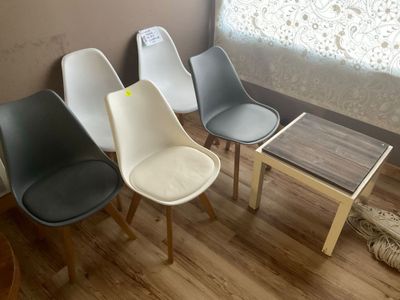plusieurs chaises et une table dans une pièce dotée d'une fenêtre