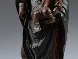 statue d'une femme tenant un enfant dans ses bras