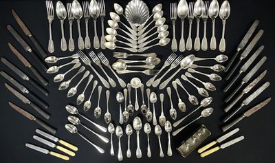 de nombreuses cuillères et fourchettes en argent disposées en forme d'étoile
