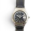 gros plan d'une montre-bracelet sur une surface blanche