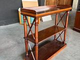 une table en bois avec une étagère dans une pièce