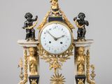 une horloge posée sur une table
