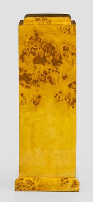 une image représentant un vase jaune à base marron sur fond blanc