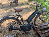 un vélo garé à côté d'une palette en bois