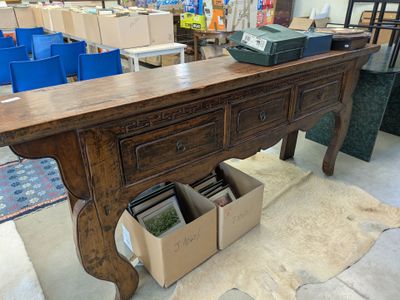 une table en bois avec plusieurs boîtes posées dessous