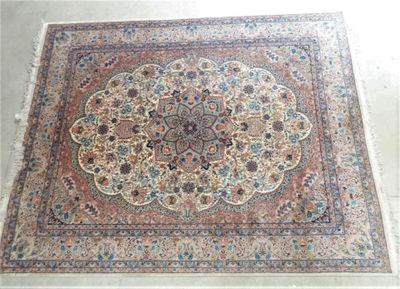 une photo d'un grand tapis oriental posé sur un sol blanc