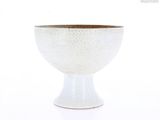 un bol blanc posé sur une table blanche