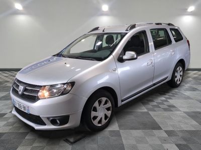 la photo d'une voiture argentée garée dans un garage
