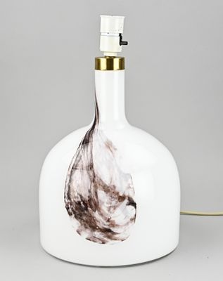 lampe en bouteille de verre marbré blanc et marron, avec un pied en métal doré