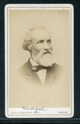une vieille photo d'un homme barbu en costume et nœud papillon