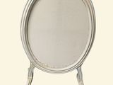 une photo d'une chaise blanche avec une assise ronde